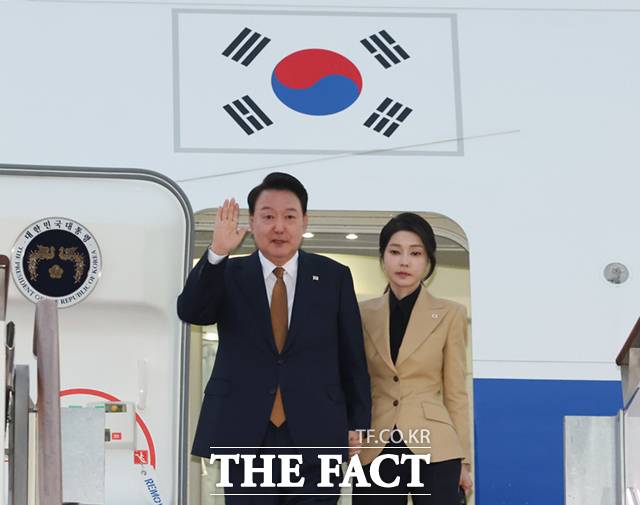 검찰이 지난 30일 건진법사 청탁 의혹과 관련 윤석열 부부의 사저를 압수수색한 가운데 김건희 여사에 대한 수사를 확대하고 있다. 사진은 윤석열 부부의 모습 /뉴시스