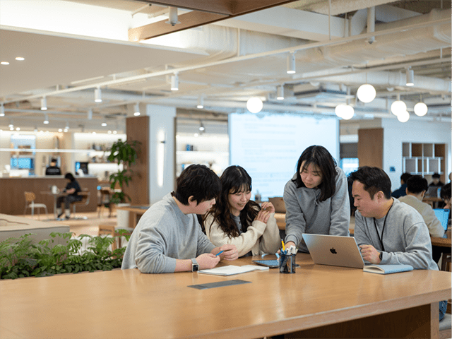 플렉스 라운지에 모여 토론 중인 직원들