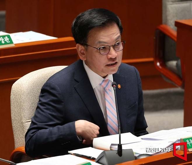 최상목 경제부총리 겸 기획재정부 장관이 29일 국회 예산결산특별위원회 전체회의에서 열린 추가경정예산 심사 종합정책질의에 참석해 의원 질의에 답변하고 있다. 2025.4.29 김현민 기자