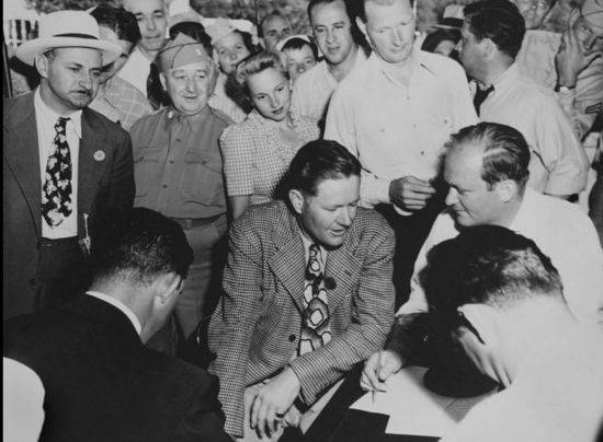 바이런 넬슨이 PGA 투어에서 우승 직후 인터뷰를 하고 있다. 더 CJ컵 바이런 넬슨