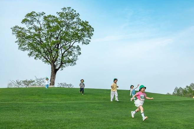 국가정원 소망언덕에서 놀고 있는 아이들. 순천시 제공