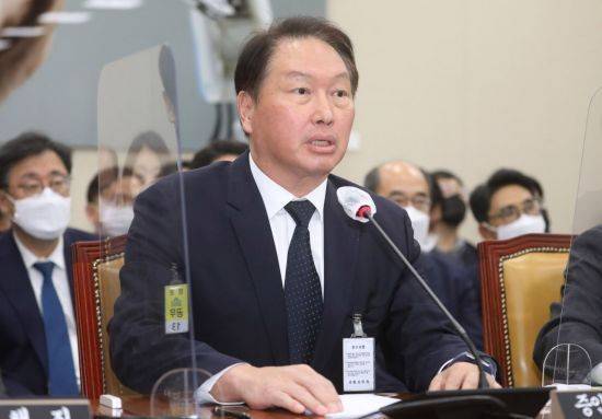 최태원 SK그룹 회장이 2022년 10월 24일 저녁 국회 과학기술정보방송통신위원회의 종합감사에 증인으로 출석해 의원질의에 답변하고 있다. 오는 8일 최 회장의 청문회 출석이 확정될 경우, SKT는 해킹 사태에 대한 책임 문제와 위약금 면제 여부 등 본격적인 정치적·사회적 책임 추궁을 피할 수 없게 된다. 연합뉴스