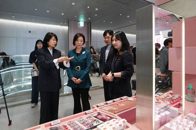 오영주 중소벤처기업부 장관이 2일 서울 성동구 올리브영N 성수를 방문해 매장을 둘러보고 있다. 중소벤처기업부