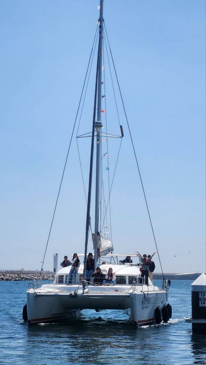 관광택시와 요트 체험을 결합한 새로운 관광 서비스(요트 탑승). 울진군 제공