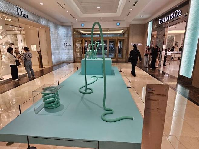 롯데백화점 본점 본관 1층 '디올', '티파니앤코' 매장 사이에 정그림 작가의 작품 'Mono series'가 전시돼 있다. 공업용 파이프를 주요 소재로 일상적인 가구를 표현했다. 박재현 기자