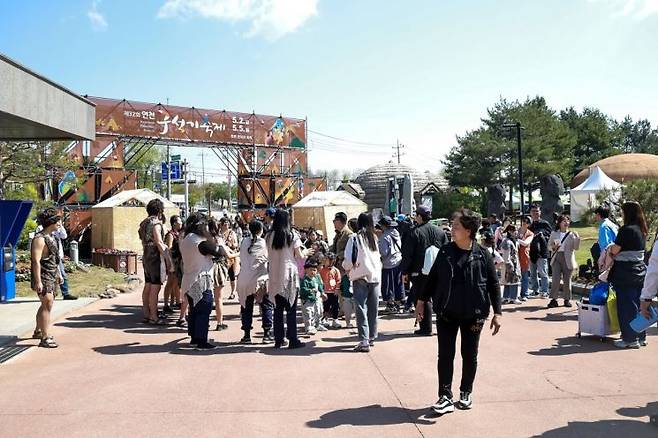 시민들이 2일 연천군 전곡리 유적지 일원에서 개박한 '2025 제32회 연천 구석기축제'를 즐기고 있다. 연천군 제공