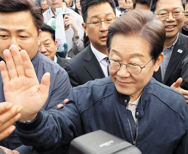 이재명 더불어민주당 대선 후보가 1일 오후 경기도 연천 전곡읍을 찾아 시민들과 인사하며 이동하고 있다. /연합뉴스