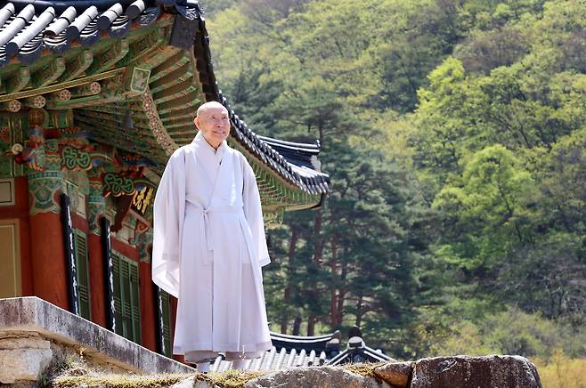 29일 경북 봉화 축서사에서 무여 스님이 부처님 오신날을 앞두고 본지와 인터뷰를 갖고 있다. /신현종 기자