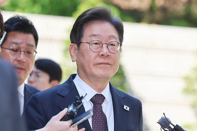 공판 출석하는 이재명 후보    (서울=연합뉴스) 서대연 기자 = 더불어민주당 이재명 대선 후보가 29일 서울 서초구 서울중앙지방법원에서 열린 '대장동 배임ㆍ성남FC 뇌물' 1심 속행 공판에 출석하고 있다. 2025.4.29    dwise@yna.co.kr/2025-04-29 10:24:46/<저작권자 ⓒ 1980-2025 ㈜연합뉴스. 무단 전재 재배포 금지, AI 학습 및 활용 금지>