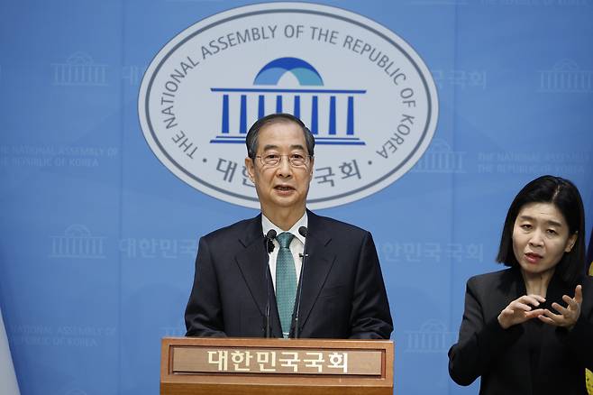 한덕수 전 국무총리가 2일 오전 서울 여의도 국회 소통관에서 '국민께 드리는 약속'을 주제로 제21대 대통령 선거 출마를 선언하고 있다. /뉴스1