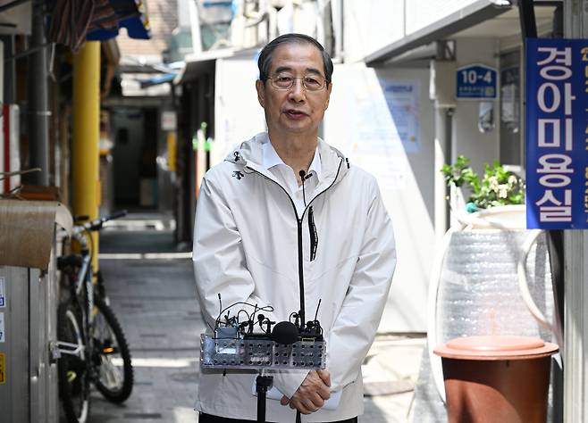 한덕수 전 대통령 권한대행 겸 국무총리가 2일 오후 서울 종로구의 식당에서 오세훈 서울시장과의 오찬 간담회를 마치고 백브리핑을 하고 있다. 2025.05.02 /박성원기자