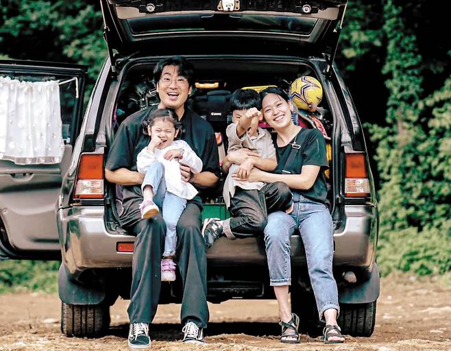 2022년 8월 강원도 영월로 캠핑을 갔다가 차량 트렁크에 걸터앉아 찍은 '트렁크 샷'. 가족은 이 사진의 촬영 과정 등을 영상으로 만든 작품으로 2022년 '31초 영상제' 최우수상을 받았다. /조용하씨 제공