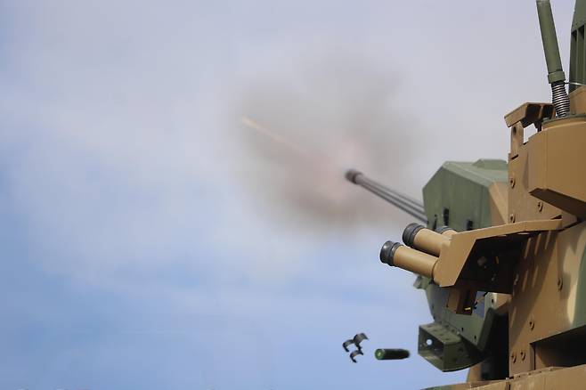 육군은 지난달 30일부터 강원도 고성 해안 일대에서 대공 실사격 훈련을 실시했다고 2일 밝혔다.사진은 21보병사단 천호가 표적기를 향해 30mm 대공포를 발사하고 있다. /육군 제공
