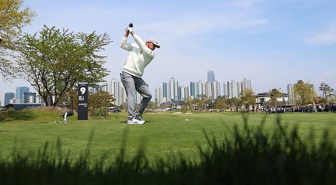 2일 인천 잭 니클라우스 골프클럽에서 열린 LIV 골프 코리아 1라운드 9번홀에서 브라이슨 디섐보가 티샷을 하고 있다. /연합뉴스
