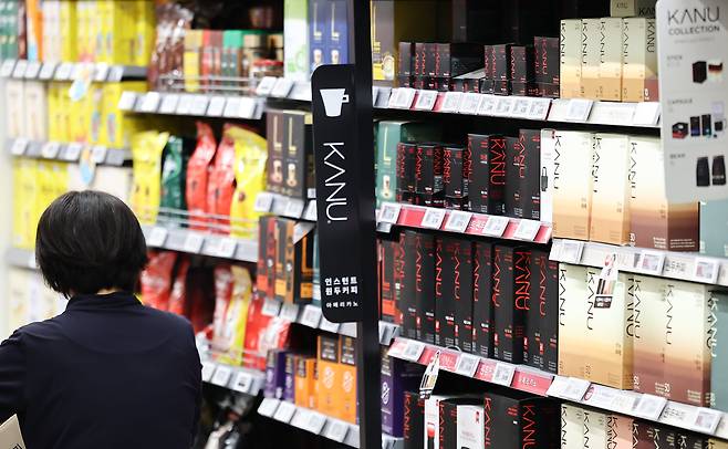 서울 시내 한 대형마트에 시민들이 장을 보고 있다./뉴스1