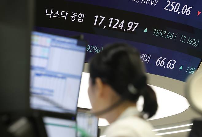 서울 중구 하나은행 본점 딜링룸 현황판. /연합뉴스