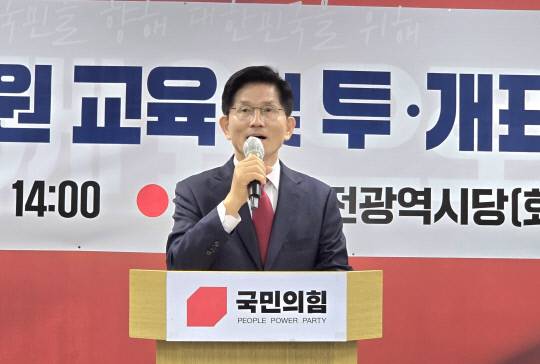 김문수 국민의힘 대선 경선 후보가 1일 국민의힘 대전시당을 방문해 지지자들에게 "충청권을 서울 수도권을 능가하는 과학수도로 발전시키겠다"고 말하고 있다. 이성현 기자