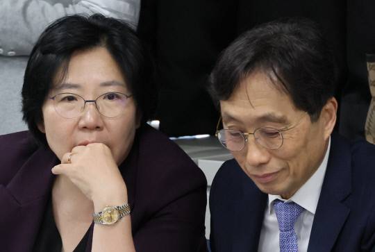 30일 서울 종로구 서울대학교 치과병원에서 열린 교육부-의대학장단 간담회에서 김홍순 교육부 의대교육지원관(왼쪽)과 이종태 한국의과대학·의학전문대학원협회 이사장이 대화하고 있다. 연합뉴스