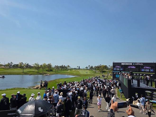 많은 갤러리 속에 1라운드 일정을 시작한 ‘LIV 골프 코리아’. ⓒ 데일리안 김윤일