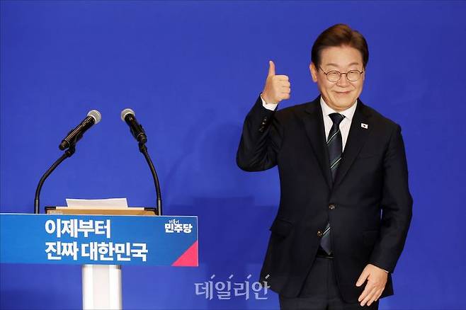 이재명 더불어민주당 대선 후보가 지난달 30일 오후 의원회관 대회의실에서 열린 민주당 '진짜 대한민국 선대위' 출범식에서 엄지손가락을 치켜올리고 있다. ⓒ데일리안 홍금표 기자