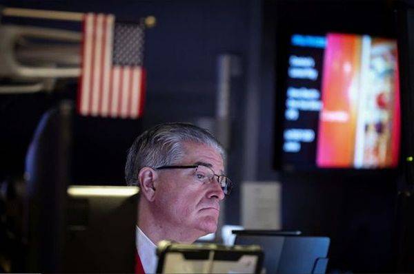 미국 뉴욕증권거래소(NYSE)에서 한 트레이더가 생각에 잠겨 있다. ⓒ 로이터/연합뉴스