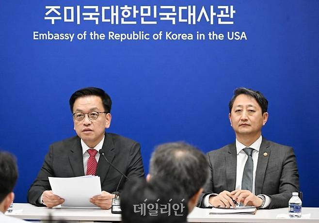 최상목 부총리 겸 기획재정부 장관이 지난달 24일(현지 시간) 미국 워싱턴D.C. 주미대사관에서 안덕근 산업통상자원부 장관과 함께 한-미 2+2 통상협의(Trade Consultation) 관련 합동브리핑을 하고 있다.ⓒ뉴시스