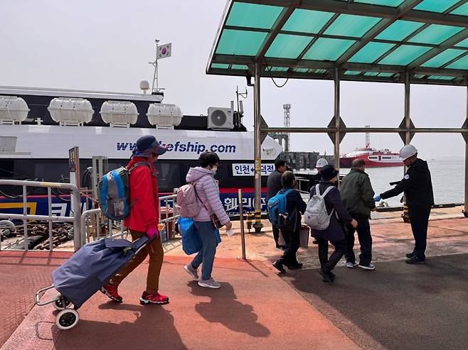 관광객들이 인천항 여객터미널에서 인천 옹진군 덕적도로 향하는 여객선에 승선하고 있다. 인천시에 따르면 올해 1월부터 인천 i바다패스를 시행하면서 주말 여객선 좌석이 매진돼 특별 선박까지 투입하고 있다. 인천시 제공