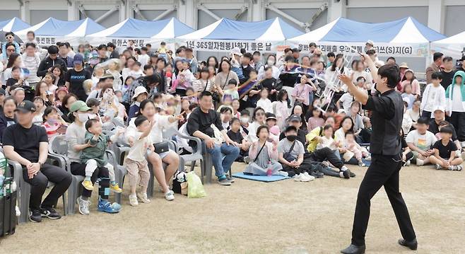 3일부터 나흘간 이어지는 황금 연휴를 맞아 중부권 지자체마다 다양한 어린이날 행사를 마련했다. 사진은 버블쇼 모습. 청주시 제공