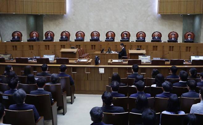 조희대 대법원장을 비롯한 대법관들이 1일 오후 이재명 더불어민주당 대선 후보의 공직선거법 사건 전원합의체 선고를 위해 서울 서초구 대법원 대법정에 입장해 자리에 앉아 있다. 2025.05.01 사진공동취재단