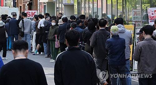 가입자 유심(USIM) 정보를 탈취당한 SK텔레콤이 유심 무료교체 서비스를 시작한 28일 서울 시내 한 SKT 대리점에서 시민들이 유심 교체를 위해 줄을 서 차례를 기다리고 있다.    [연합뉴스]