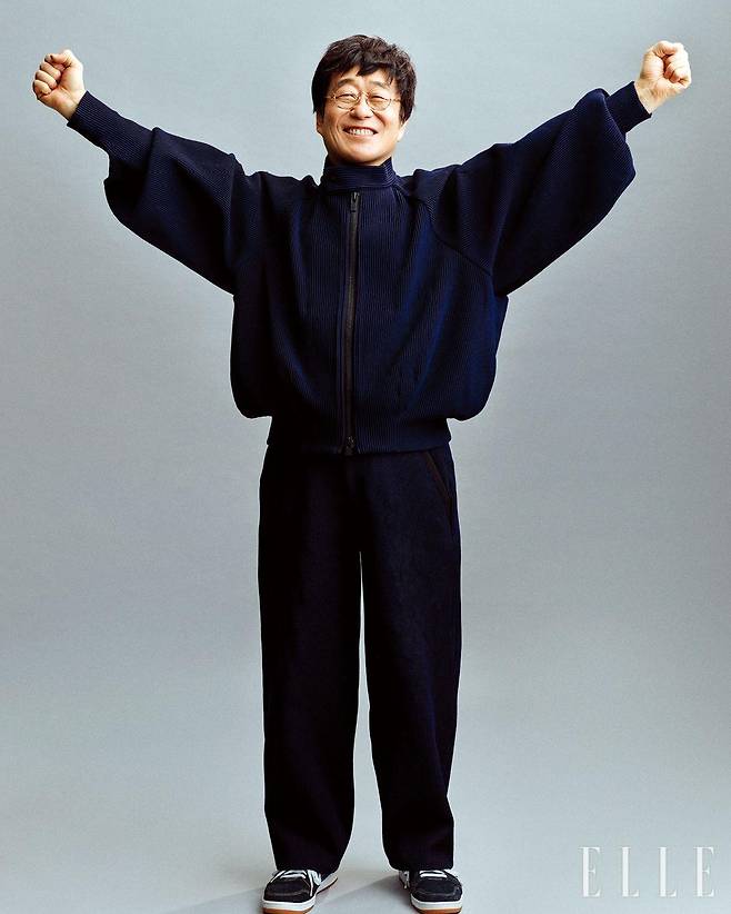 재킷과 팬츠는 모두 Issey Miyake by Mue. 슈즈는 Converse.