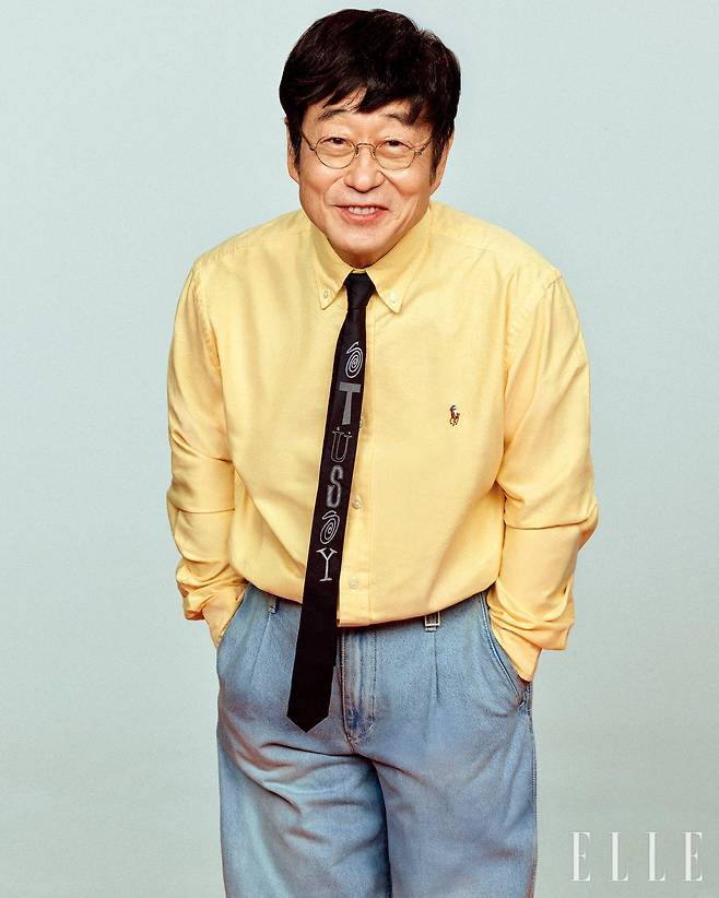 옐로 셔츠는 Polo Ralph Lauren. 타이는 Stüssy. 팬츠는 Wooyoungmi.