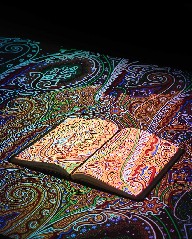 에트로의 뿌리를 확인할 수 있는 아카이브 전시 공간.