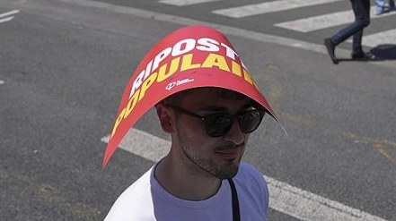 파리 도심 노동절 시위에 참가한 시민이 손팻말로 더위를 피하고 있다. 사진=AP 연합뉴스