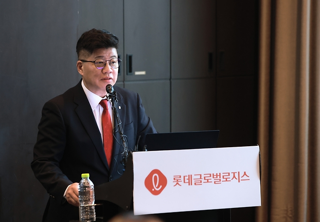 강병구 롯데글로벌로지스 대표가 21일 콘래드호텔에서 열린 IPO 기자간담회에서 발표하고 있다.