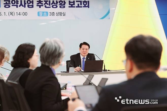 최대호 안양시장이 1일 '2025년 상반기 공약사업 추진상황 보고회'에 참석해 공약사업 보고를 받고 있다.