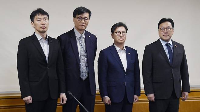 김범석 부총리 겸 기획재정부 장관 직무대행이 2일 오전 서울 중구 은행회관에서 열린 '거시경제·금융현안 간담회'에 앞서 기념촬영하고 있다. 왼쪽부터 이복현 금융감독원장, 이창용 한국은행 총재, 김 직무대행, 김병환 금융위원장.기획재정부 제공