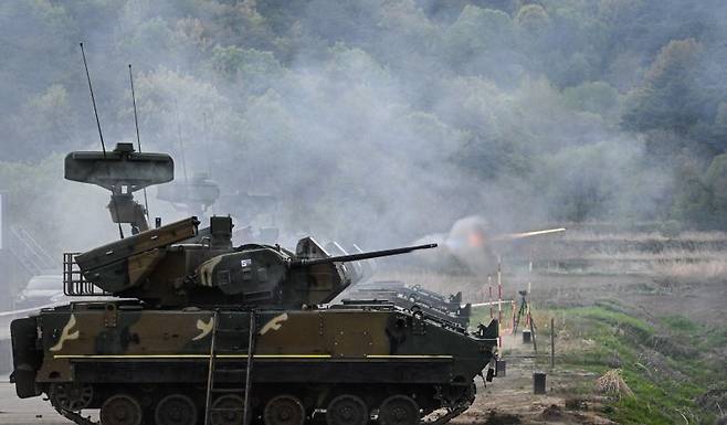 육군은 지난달 30일부터 강원도 고성 해안 일대에서 대공 실사격 훈련을 실시했다고 2일 밝혔다.이번 훈련은 적 공중위협 대비 방공작전능력 향상과 저고도 대공방어태세 강화를 목적으로 계획되었다. 사진은 2기갑여단 비호복합이 표적기를 향해 30mm 대공포를 발사하고 있다. 육군 제공