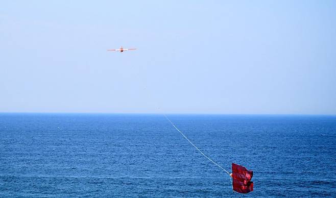 육군은 지난달 30일부터 강원도 고성 해안 일대에서 대공 실사격 훈련을 실시했다고 2일 밝혔다.이번 훈련은 적 공중위협 대비 방공작전능력 향상과 저고도 대공방어태세 강화를 목적으로 계획되었다. 사진은 본격적인 훈련에 앞서 표적기를 이륙시키는 모습. 육군 제공
