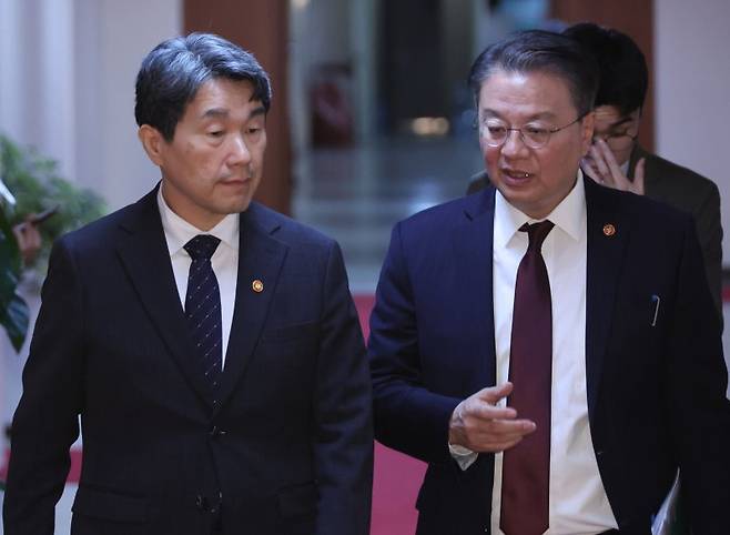 [서울=뉴시스] 고범준 기자 = 이주호 대통령 권한대행 부총리 겸 교육부 장관과 방기선 국무조정실장이 2일 서울 종로구 정부서울청사에서 열린 임시 국무회의에 참석하고 있다. (대통령실통신사진기자단) 2025.05.02. bjko@newsis.com /사진=뉴시스