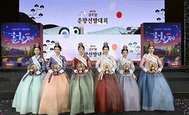 지난달 30일 제95회 춘향제 개막화 함께 열린 '글로벌 춘향선발대회'에서 뽑힌 올해의 춘향이들로 왼쪽부터 미 정채린 양, 선 이지은 양, 진 김도연 양, 정 최정원 양, 숙 이가람 양, 현 마이 양이 기념사진을 찍고 있다. /사진=뉴시스