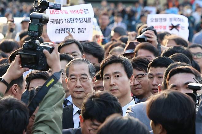 2일 오후 광주 북구 국립5ㆍ18민주묘지를 찾은 한덕수 전 총리가 광주비상행동 등 시민사회단체 관계자들에게 가로막혀 있다. 연합뉴스