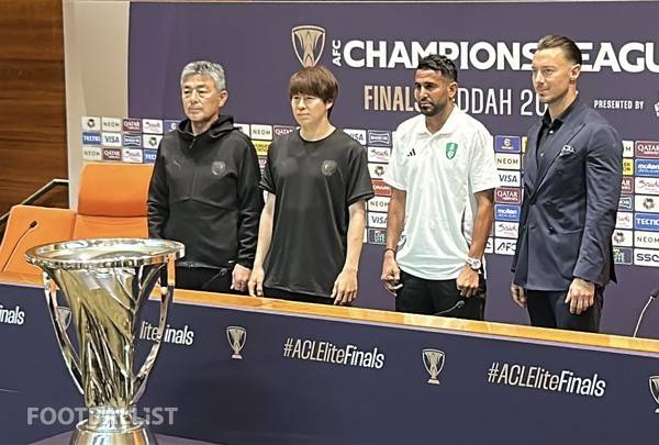 하세베 시게토시 가와사키프론탈레 감독, 와키자카 야스토, 리야드 마레즈(알아흘리), 마티아스 야이슬레 감독(왼쪽부터). 김정용 기자