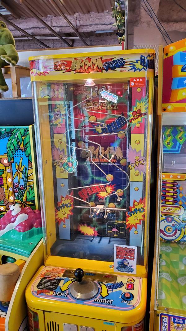 화면을 돌려서 기기를 이동시켜서 목적지까지 가는 게 목적인 게임. 양재 메가존에도 이 기기가 있었다!