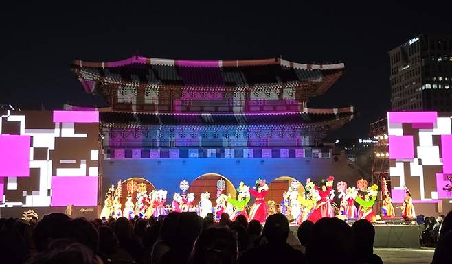 미디어파사드에 물든 경복궁 아래, 신명 나는 노래와 춤이 펼쳐졌다.
