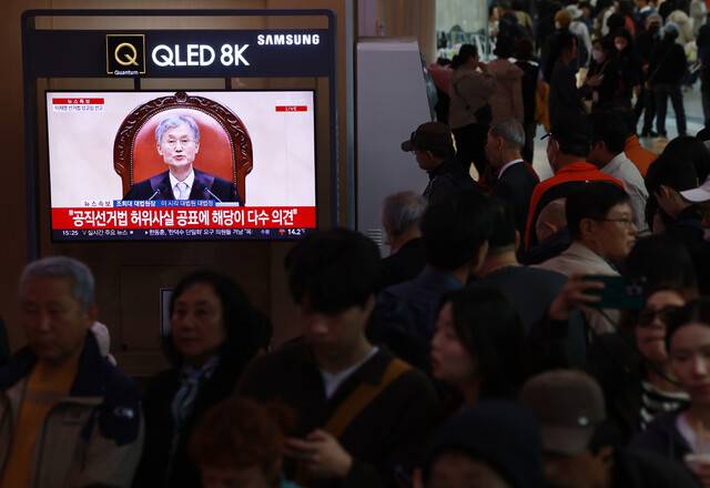 1일 서울역 대합실에 설치된 텔레비전에 이재명 더불어민주당 대선 후보의 공직선거법 사건에 대한 대법원 판결 생중계가 나오고 있다. 연합뉴스