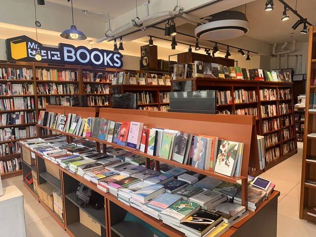 경기도 고양시에 위치한 ‘미스터버티고’ 책방 내부 모습.