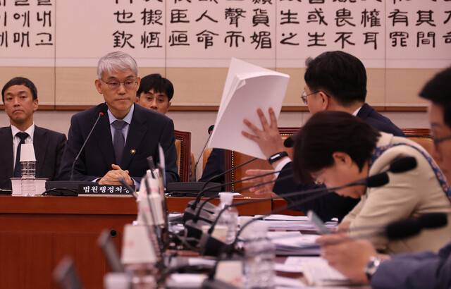 2일 오후 서울 여의도 국회에서 열린 법제사법위원회 전체회의에서 천대엽 법원행정처장이 의원 질의에 답하고 있다. 신소영 기자 viator@hani.co.kr