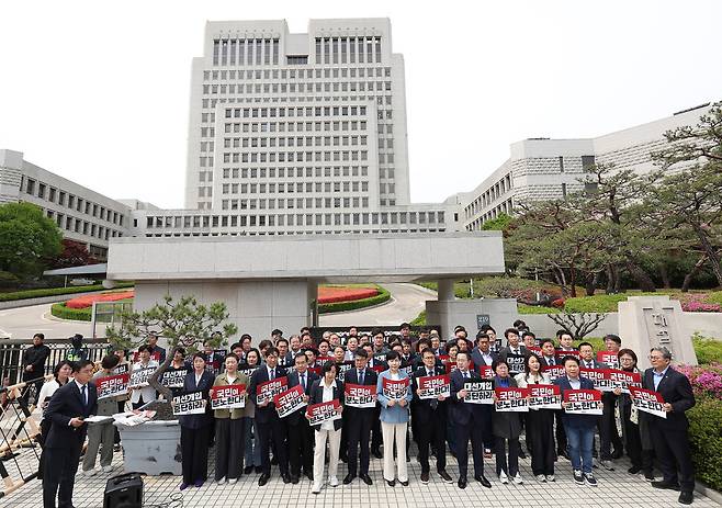 더불어민주당 의원들이 2일 서울 서초구 대법원 앞에서 열린 기자회견에서 이재명 대선 후보의 공직선거법 위반 사건 상고심 결과를 규탄하는 구호를 외치고 있다. 연합뉴스