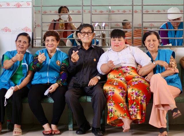 15일 베트남 호찌민 구찌현에 위치한 띠엔즈옌 복지원에서 고엽제 피해자들을 돕고 있는 한국인 김성찬(왼쪽 세 번째)씨가 3세 피해자, 봉사자들과 포즈를 취하고 있다. 호찌민=허경주 특파원